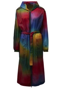 Barevný dlouhý větrník s duhovým gradientem, kapucí, zipovým zapínáním, páskem v pase, dvěma předními kapsami a třemi pruhy jako doplňky.