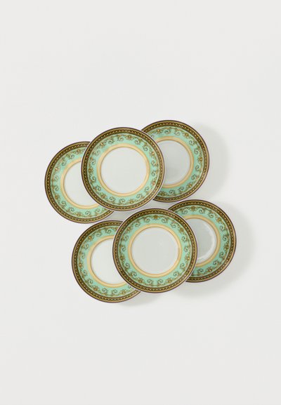 Πέντε διακοσμητικά πορσελάνινα πιάτα με χρυσά και τιρκουάζ λουλουδένια σχέδια στοιβαγμένα σε λευκή επιφάνεια σε κυκλική διάταξη.