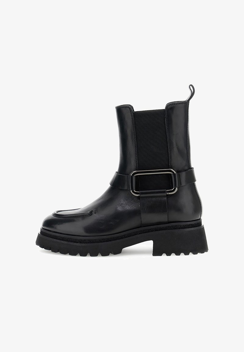 Boots negre din piele la gleznă, cu talpă masivă, panouri elastice pe lateral, curea decorativă și laț cu buclă în spate.