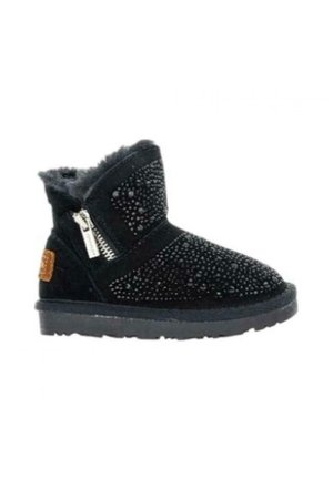 Zwarte enkellaars van suede, voorzien van een decoratief patroon van studs, een zijrits en een zachte bontvoering. Rubberen zool voor grip.