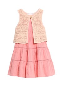 Robe rose clair avec un dessus texturé de style crochet et une jupe superposée. Elle possède une fermeture à boutons et un décolleté rond.