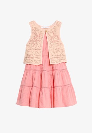 Vestido rosa claro con un top texturizado de estilo crochet y falda en capas. Presenta un cierre de botones y un escote redondo.