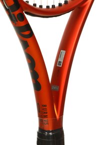 Rode tennisracket met een metallic afwerking, voorzien van een taps toelopend frame, zwarte accenten en een grip met een maatindicatie. Tekst en logo's aanwezig.