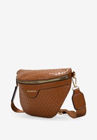 Bolso cruzado de cuero trenzado marrón con un cierre dorado, correa ajustable y un detalle con logo. Textura suave con una forma curva y compacta.