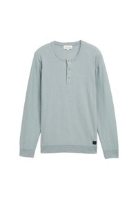 Suéter de manga larga azul claro hecho de un tejido suave, con un cuello redondo, una tapeta con tres botones y un pequeño parche con el logo en la parte inferior.