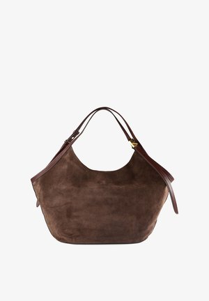 Bruine suède handtas met een gebogen vorm, voorzien van een donkerbruine leren riem. De tas heeft een gladde textuur en minimale metalen accenten.