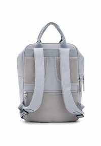 Grå ryggsäck gjord av lätt material med strukturerad nätpanel, dubbla vadderade axelremmar och en zip-ficka på sidan.