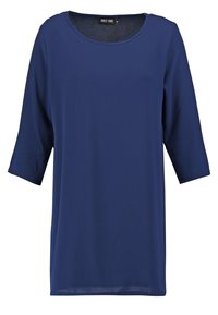 Robe bleu foncé jusqu'aux genoux avec manches trois-quarts et col rond, étiquetée "Only One" à l'intérieur du col.