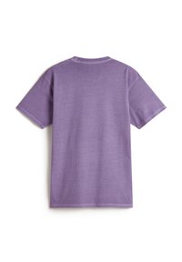 T-shirt di cotone viola con maniche corte, scollatura rotonda e una texture liscia. Presenta un colore uniforme senza motivi o stampe visibili.