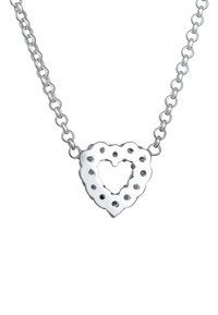 Sølv halskæde med et hjertevedhæng, der har en udskåret center og prikkede detaljer på en sammenkædet kæde, glat overflade og poleret struktur.