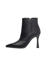 Bottines en cuir noir avec un bout pointu, un talon haut élancé et une fermeture éclair sur le côté. Texture lisse avec un accent de logo subtil à l'arrière.
