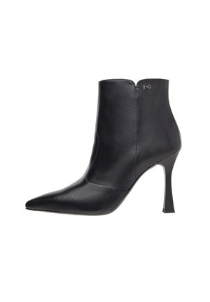 Bottines en cuir noir avec un bout pointu, un talon haut élancé et une fermeture éclair sur le côté. Texture lisse avec un accent de logo subtil à l'arrière.