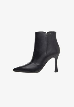 Schwarze Leder-Stiefelette mit spitzem Fuß, schmalem High Heel und seitlichem Reißverschluss. Glatte Textur mit einem dezenten Logoakzent auf der Rückseite.