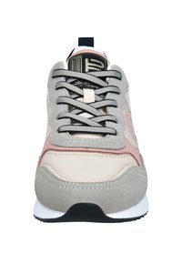 Graue und rosa Sneaker mit einem Design aus Wildleder und Gummi, schwarzen Schnürsenkeln und einer strukturierten Sohle. Auffällige Markenlogo auf der Zunge.