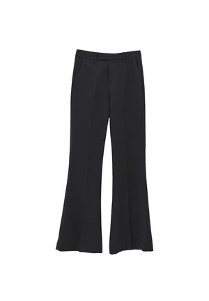 Pantaloni larghi neri con passanti per cintura, tasche frontali e una piega centrale davanti, esposti su uno sfondo bianco.