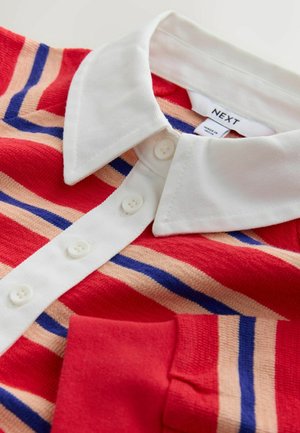Koszulka polo w paski w kolorach czerwonym, brzoskwiniowym i niebieskim z białym kołnierzykiem, z trzema guzikami z przodu i gładką fakturą.