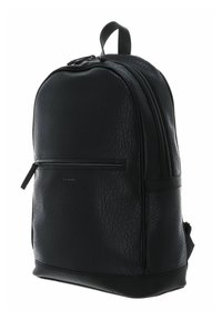 Sac à dos en cuir noir texturé avec une base lisse, doté d'une poche avant zippée et d'une quincaillerie contrastante. Design arrondi en haut.