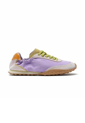 Zapatilla de perfil bajo con tela morada, ribete de ante beige, cordones verde oliva y una suela texturizada marrón claro, mostrando la vista lateral del zapato.