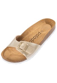Sandalo slide in faux leather dorato con fibbia regolabile, soletta in sughero sagomata, rivestimento in suede color tan e suola in gomma bianca.