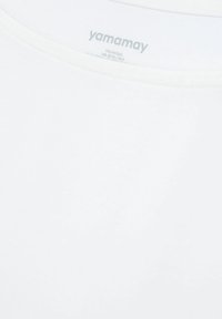 Weißes T-Shirt mit glatter Textur, hergestellt aus 77% Modal und 14% Seide, mit rundem Ausschnitt und minimalistischem Design.