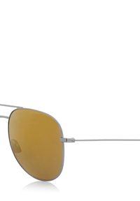 Braun getönte Pilotenbrille mit einem metallic-silbernen Gestell, dünnen Drahtbügeln und einer schlanken ovalen Linsenform.