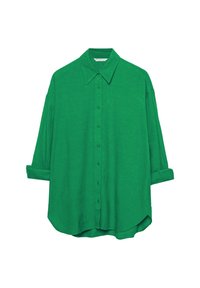 Chemise verte à boutons en tissu doux, avec col classique, coupe oversize et manches retroussées.