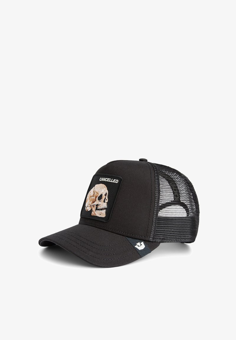 Gorra negra con visera curva, parte trasera de malla, que presenta un parche bordado rectangular de una calavera y la palabra "CANCELADO".