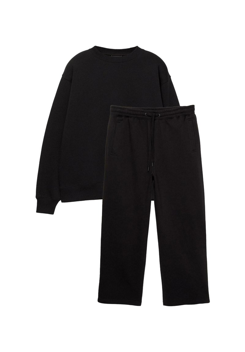 Sort sweatshirt med rund halsudskæring og lange ærmer, parret med matchende sweatpants med elastisk talje og sidelommer. Blødt fleece materiale.