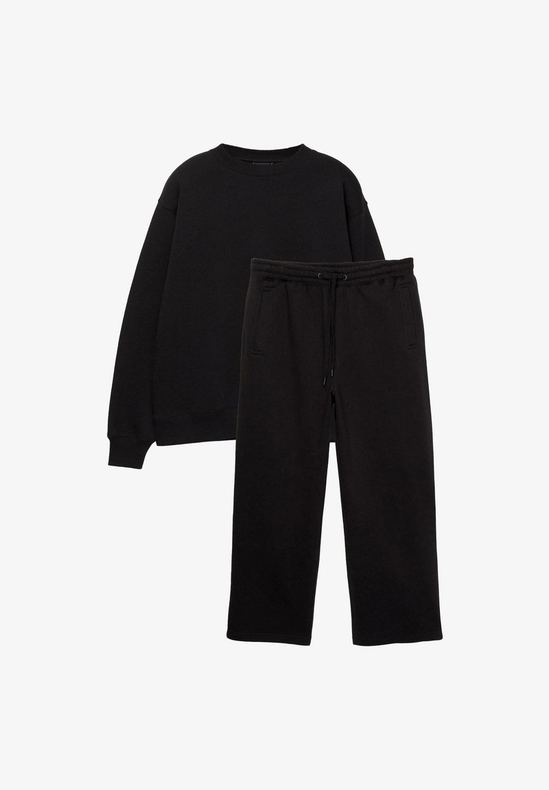 Sort sweatshirt med rund halsudskæring og lange ærmer, parret med matchende sweatpants med elastisk talje og sidelommer. Blødt fleece materiale.