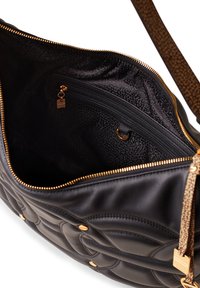 Schwarze, gesteppte Lederhandtasche mit goldenen Beschlägen, mit einem Reißverschluss, einem strukturierten Innenfutter und einer zusätzlichen Innentasche.