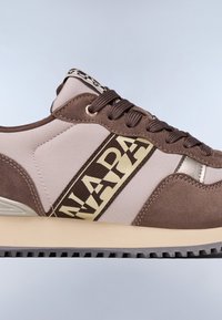 Ruskea ja beige lenkkari, jossa on mokkanahka- ja kankainen muotoilu, jossa on näyttävä "NAPA"-logo-raitakuvio ja kuminen pohja, jossa on teksturoitu kulutusosa.