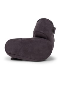 Stivale in suede grigio con punta rotonda, texture morbida e un piccolo bottone decorativo vicino alla caviglia. Suola piatta per comfort e stabilità.