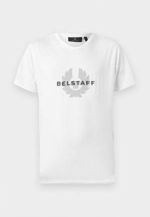 Wit T-shirt met korte mouwen en ronde hals, met een grijs Belstaff-logo en embleem gecentreerd op de borst.