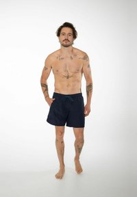 Shorts de bain navy avec une taille élastique et un cordon de serrage, comportant deux poches latérales et une texture lisse.