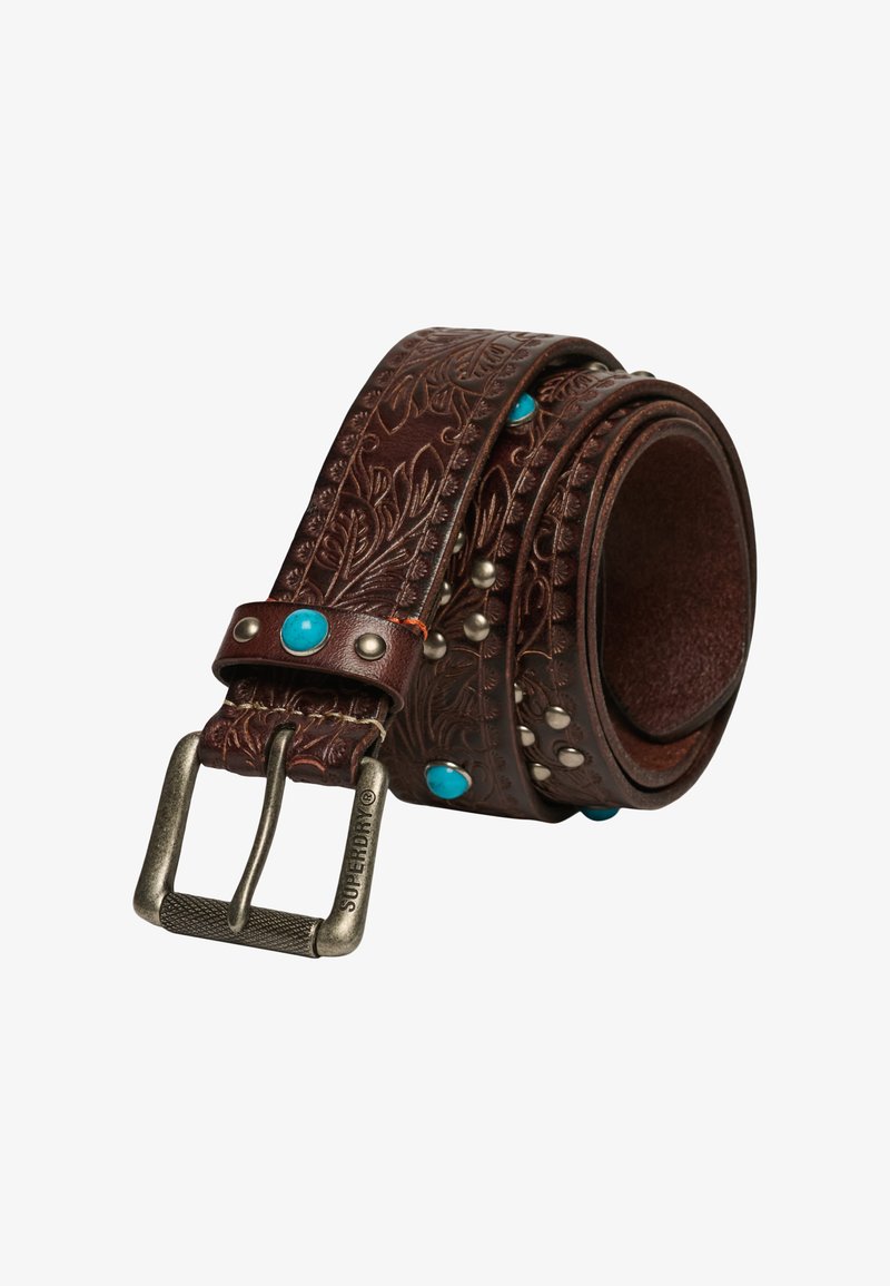 Ceinture en cuir marron avec motif floral en relief, boucle argentée gravée "Superdry" et ornements cloutés turquoise et argent.