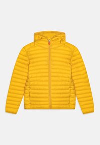 Gelbe gepolsterte Jacke mit Kapuze, ausgestattet mit einem Reißverschluss vorne und einem horizontalen Steppmuster, aus leichtem Material.