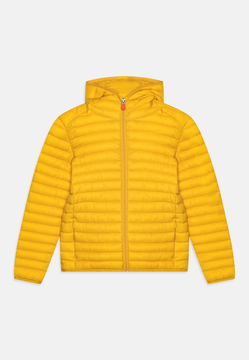 Gelbe gepolsterte Jacke mit Kapuze, ausgestattet mit einem Reißverschluss vorne und einem horizontalen Steppmuster, aus leichtem Material.