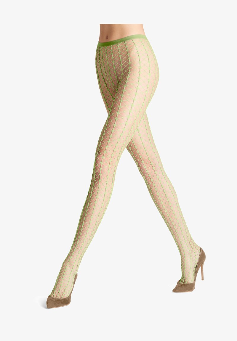Collants en résille verts avec un motif en losanges, dotés d'une large ceinture et d'un design semi-transparent, associés à des talons hauts marron clair.