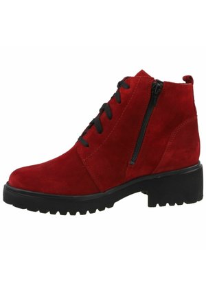 Bottines en daim rouge avec des lacets noirs et une fermeture éclair sur le côté. Semelle en caoutchouc noir épaisse avec un profil texturé pour une meilleure adhérence.