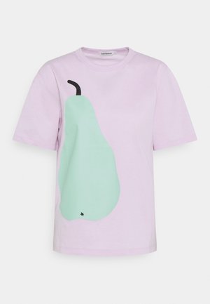 Jasnofioletowa koszulka z krótkim rękawem z dużym miętowo-zielonym nadrukiem gruszki i małą czarną łodyżką na przodzie.