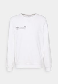 Hvid langærmet sweatshirt med rund halsudskæring og lille sort tekst med teksten "Infrasound" på øverste venstre bryst.