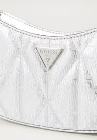 Guess NOELLE TOP ZIP SHOULDER BAG - Borsa a mano - pink/fuxia