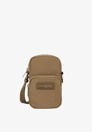 Sac en nylon marron à bandoulière avec deux compartiments zippés, une sangle réglable, et une étiquette de marque portant l'inscription "LANCASTER PARIS."