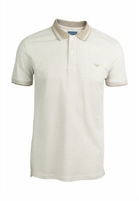 Polo de manga corta en beige claro, con un patrón texturizado, cuello y puños en beige contrastante, y un logo en el pecho.