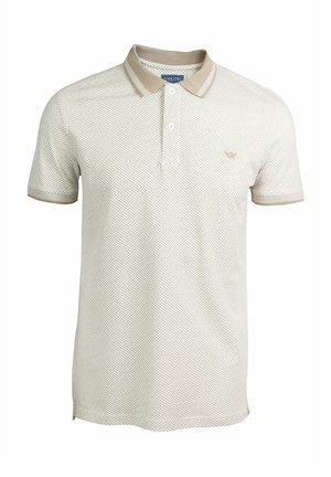 Polo de manga corta en beige claro, con un patrón texturizado, cuello y puños en beige contrastante, y un logo en el pecho.