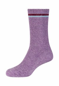 Ribbede lilla sokker med en tekstureret overflade, der har vandrette striber i maroon og lyseblå nær kanten. Fleksibel, mellemlang design.