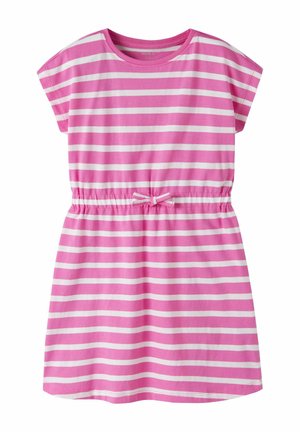 Rosa og hvide vandrette stribede kjole med kortærmer, rund halsudskæring og en lille sløjfe ved den elastiske talje.