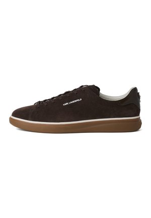 Zapatilla baja de ante marrón oscuro con suela de goma marrón, parche negro en el talón y marca "KARL LAGERFELD" en el lateral.