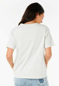 Lysegrå bomulds t-shirt med lige snit, korte ærmer og rund halsudskæring. Bagsiden har et lille broderet blomstermotiv.