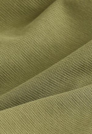 Olivovo zelená tkanina s textúrovaným povrchom, zobrazujúca jemný sieťovaný vzor. Materiál pôsobí mäkko a pružne.